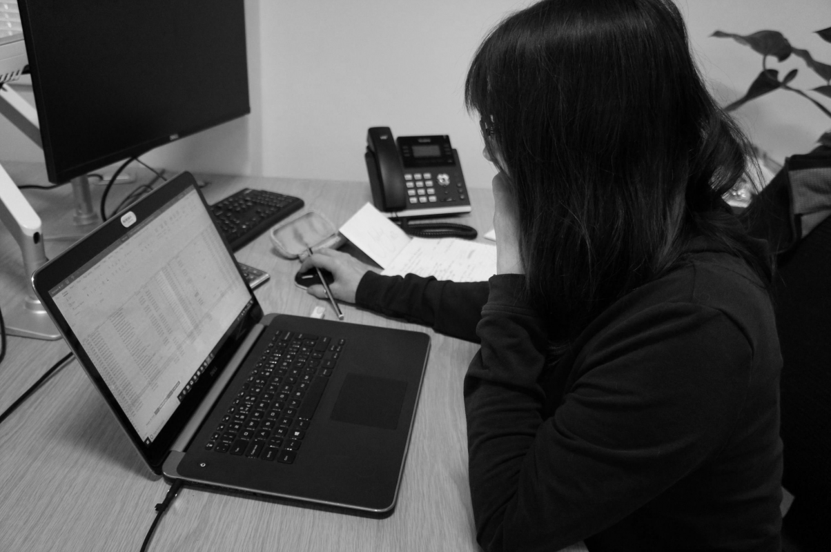 a women working at a desk on an Azure Data Platform